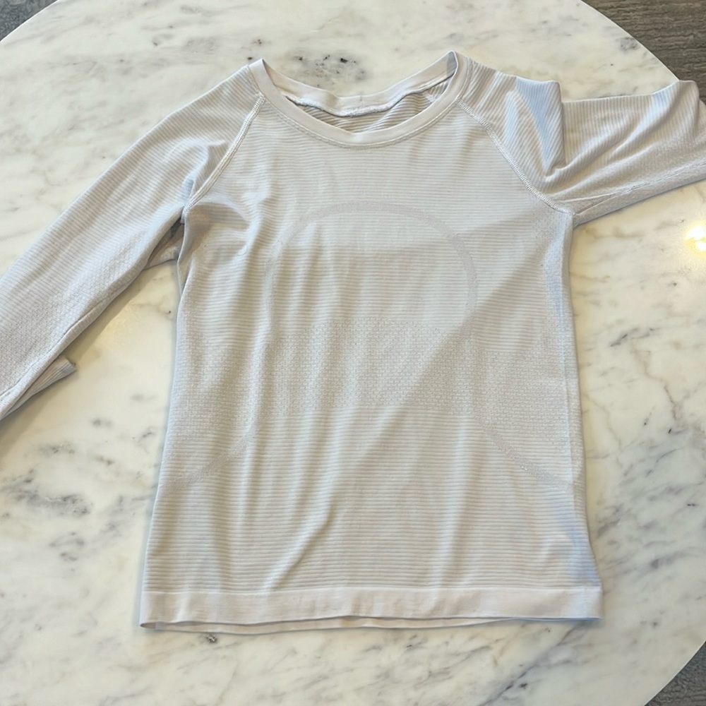 Lululemon Swifly Tech long sleeve. Size 4 No flaws. Lightly worn.